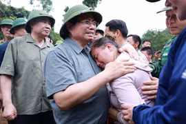 越南政府总理范明政总理前往奠边省沙容乡，看望慰问并鼓励因暴雨洪灾而有亲人遇难的家庭。图自越通社