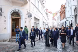 越南政府总理范明政夫妇参观塔林古城