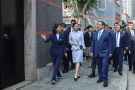 越南政府总理范明政参观中国共产党诞生地遗址与浦东新区