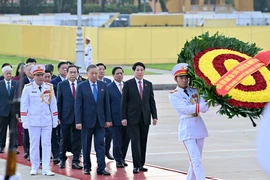 越南国会代表前往胡志明主席陵敬献花圈
