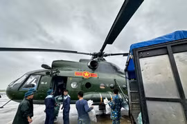 越南防空空军军种派出直升机运送救援物资