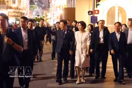 韩国总统李在明偕夫人在还剑湖畔漫步