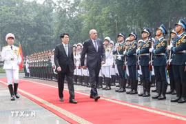 越南国家主席梁强为匈牙利总统举行欢迎仪式