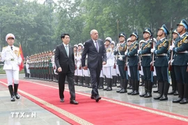 越南国家主席梁强为匈牙利总统举行欢迎仪式