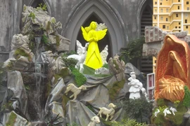 外国游客在河内欢庆圣诞节