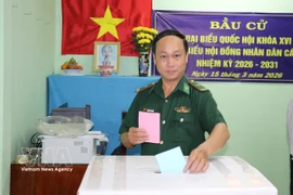 同塔省新富东乡居民一大早前来投票点，行使公民选举权