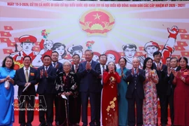 越共中央总书记苏林在河内巴亭坊第2号投票站参加选举投票