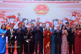 越共中央总书记苏林在河内巴亭坊第2号投票站参加选举投票