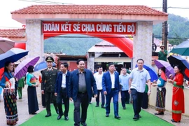 越南政府总理范明政出席清化省安姜乡九年一贯制寄宿学校的奠基仪式