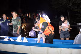 地方政府和职能力量通宵值守, 将居住在深水区域的居民撤离至安全地点
