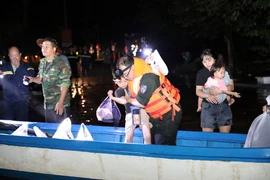 地方政府和职能力量通宵值守, 将居住在深水区域的居民撤离至安全地点