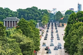 国庆80周年阅兵式：军车和火炮亮相