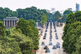 国庆80周年阅兵式：军车和火炮亮相