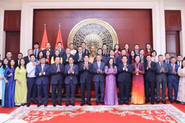 越南国家主席梁强分别会见中国友好人士家属代表与旅华越南人