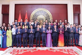 越南国家主席梁强分别会见中国友好人士家属代表与旅华越南人