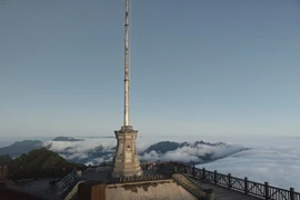 老街省番西邦峰迎今冬首场霜冻