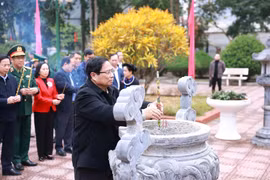 范明政总理视察高平省，向胡志明主席及参加边界战役的英烈进香