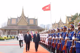 越共中央总书记苏林的欢迎仪式在金边隆重举行