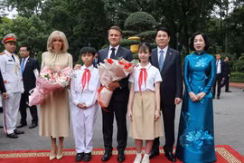 越南国家主席梁强举行隆重仪式 欢迎法国总统马克龙夫妇访越