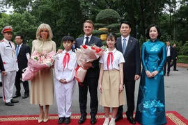 越南国家主席梁强举行隆重仪式 欢迎法国总统马克龙夫妇访越