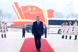 越南党和国家领导人前往河内国家会议中心出席大会预备会议