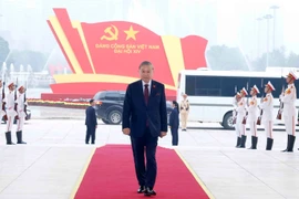 越南党和国家领导人前往河内国家会议中心出席大会预备会议