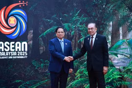马来西亚总理迎接前来出席第47届东盟峰会的越南政府总理范明政及各国代表团团长