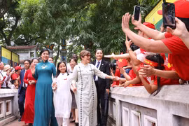 越共中央总书记苏林夫人与古共中央第一书记、古巴共和国主席夫人参观玉山祠