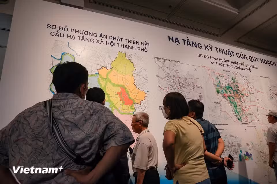 展区展示了城市空间发展方向图、全市技术基础设施系统规划图，以及城市区域和功能区土地利用规划图。（图自Vietnam+）