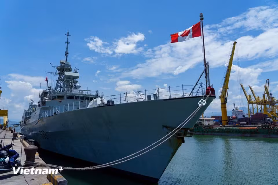 加拿大国旗迎风飘扬于“夏洛特镇”号舰艏，象征此次访问所承载的国际合作意义。图自Vietnam+