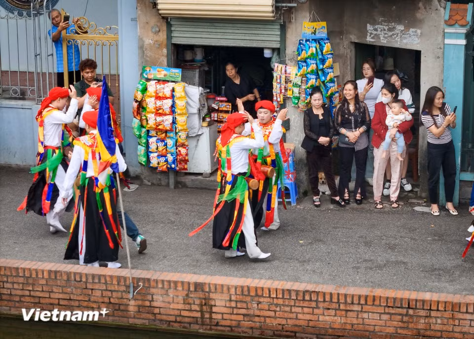 虽然每年都能看到，但每逢庙会举行，村民们依然满怀期待。（图自Vietnam+）