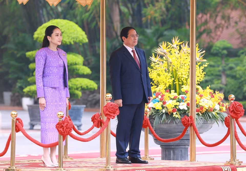 越南总理范明政与泰国总理佩通坦·钦那瓦共同聆听两国国歌的演奏。图自越通社