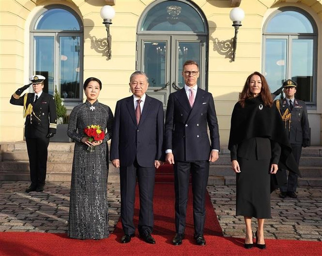 芬兰总统为越共中央总书记苏林及夫人举行隆重欢迎仪式。图自越通社 vna-potal-le-don-chinh-thuc-tong-bi-thu-to-lam-va-phu-nhan-tham-chinh-thuc-cong-hoa-phan-lan-8352175.jpg