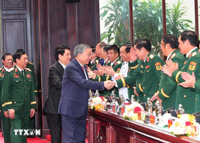 越共中央总书记苏林和越南国家主席梁强和与会代表 图自越通社 hinh-anh-1.jpg