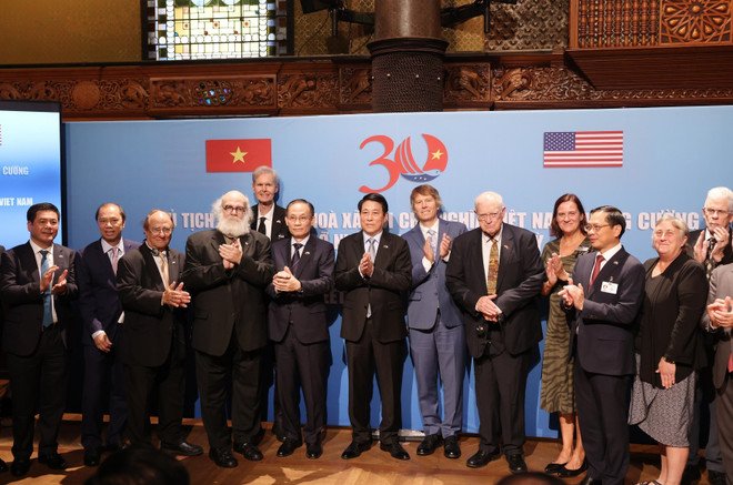 国家主席梁强和与会代表合影 图自越通社 vna-potal-chu-tich-nuoc-luong-cuong-gap-go-nhung-nguoi-ban-hoa-ky-8290243.jpg