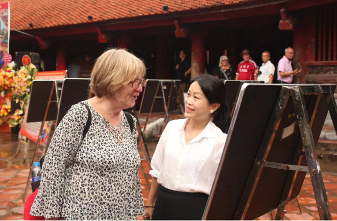 英国伦敦游客 Ann Nicholl:河内成功守护着独特的传统文化。图自都市经济报 capture.png