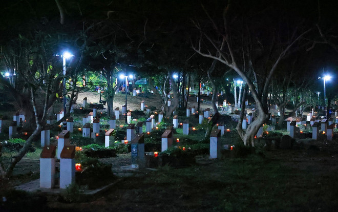 蜡烛点亮了行杨烈士陵园 图自越通社 potal-thu-tuong-du-chuong-trinh-chinh-luan-nghe-thuat-con-dao-hung-ca-y-chi-viet-nam-8010712-1.jpg