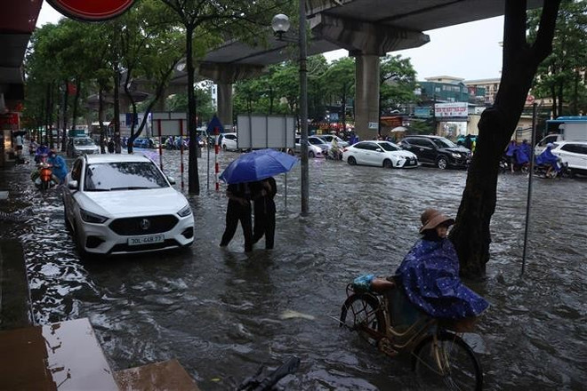 连夜大雨导致河内多条街道严重积水。其中,桥演路积水较深,对10月7日清晨出行的市民造成了重大影响。图自越通社 vna-potal-mua-lon-suot-dem-khien-nhieu-tuyen-pho-ha-noi-ngap-sau-8321223.jpg