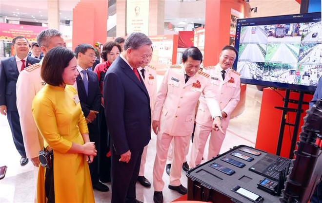 苏林总书记与各位代表参观了人民公安力量战斗勤务产品展览。图自越通社 vna-potal-tong-bi-thu-to-lam-du-dai-hoi-dai-bieu-dang-bo-cong-an-trung-uong-nhiem-ky-2025-2030-8316624.jpg