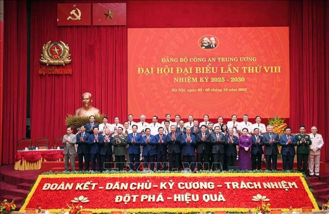党和国家领导人和前领导人出席会议 图自越通社 vna-potal-khai-mac-dai-hoi-dai-bieu-dang-bo-cong-an-trung-uong-lan-thu-viii-stand-1.jpg