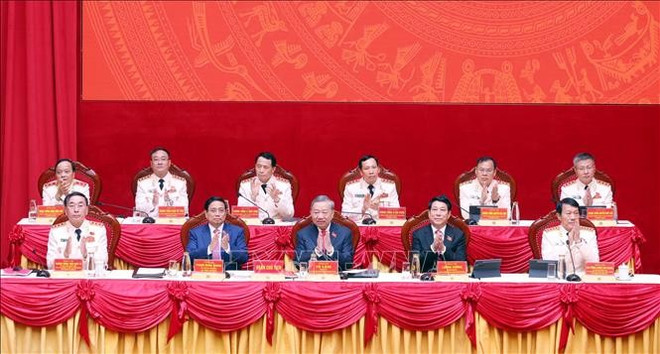 越共中央总书记苏林、国家主席梁强、政府总理范明政在主席台就座 图自越通社 vna-potal-khai-mac-dai-hoi-dai-bieu-dang-bo-cong-an-trung-uong-lan-thu-viii-stand.jpg
