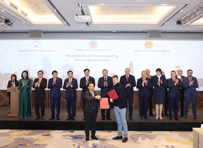 越共中央总书记苏林和保加利亚总统 鲁门·拉德夫 以及越南高级代表团共同见证了多项合作文件的签署 图自越通社 vna-potal-tong-bi-thu-to-lam-va-tong-thong-rumen-radev-du-dien-dan-doanh-nghiep-viet-nam-bulgaria-8358135.jpg
