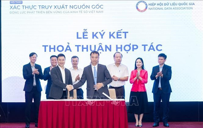 ECO制药股份公司与PILA集团股份公司签署合作协议,支持企业应用身份认证与产品溯源技术。(图自越通社) economie-1.jpg