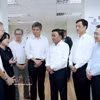 8月24日晚，由越共中央政治局委员、中央书记处常务书记陈锦秀率领的越南共产党高级代表团在新加坡人民行动党选民联络站和老巴刹美食中心进行了实地参观交流活动。图自越通社