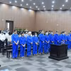 各被告听取法庭宣判。图自越通社
