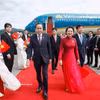 越南国会主席陈青敏偕夫人在首尔城南机场。图自越通社
