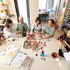 老年患者在中央老科医院理疗与康复科接受治疗。图自越通社
