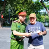 公安干部向一名外国游客介绍“智能警察站”功能。图自越通社
