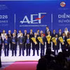 政府领导及出席AEF 2026的代表、胡志明市国际金融中心成员及投资者合影。图自越通社