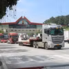 车辆经谅山省友谊国际口岸通行。图自越通社